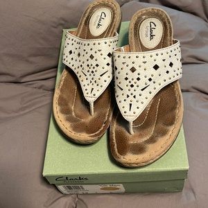 Clarks VERY comfortable white wedge sandals w small studs & cutouts